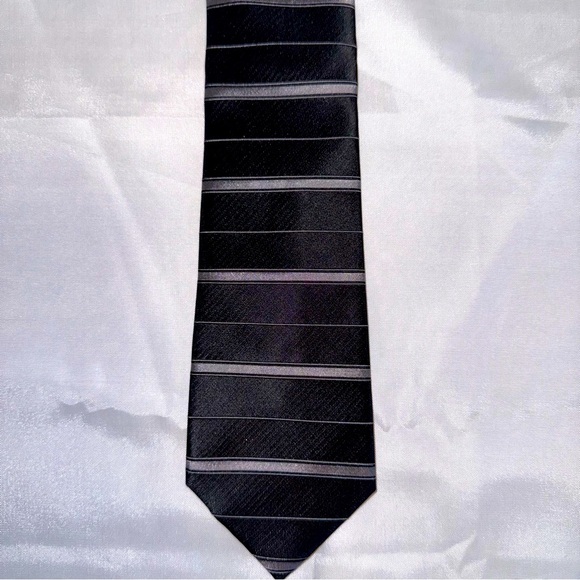 DKNY Narrow 3” Black Gray Horizontal Striped Silk Tie 90s style - Picture 1 of 5